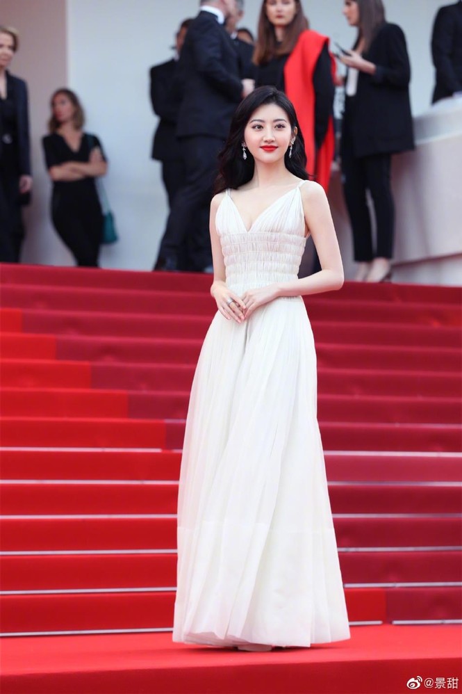 ‘Thuốc độc phòng vé’ Cảnh Điềm phô ngực đầy trên thảm đỏ Cannes - ảnh 3