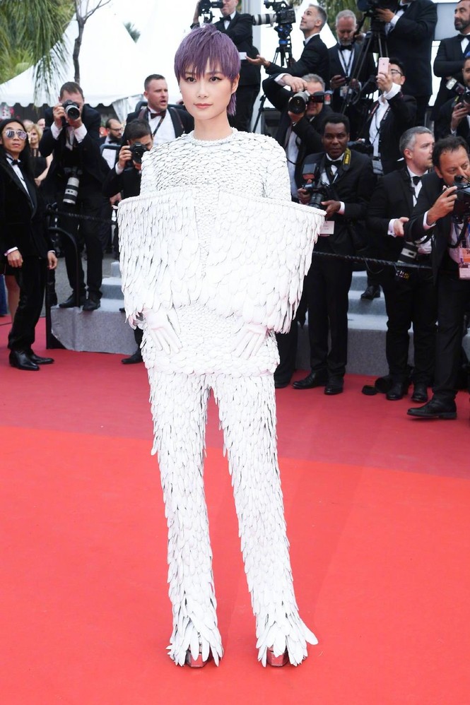 ‘Thuốc độc phòng vé’ Cảnh Điềm phô ngực đầy trên thảm đỏ Cannes - ảnh 5