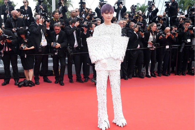 ‘Thuốc độc phòng vé’ Cảnh Điềm phô ngực đầy trên thảm đỏ Cannes - ảnh 6