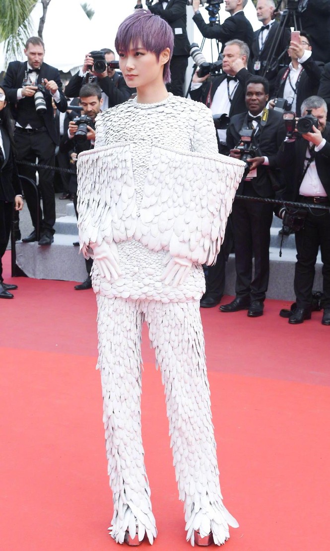 ‘Thuốc độc phòng vé’ Cảnh Điềm phô ngực đầy trên thảm đỏ Cannes - ảnh 7