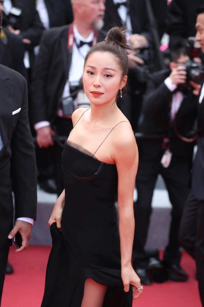 ‘Thuốc độc phòng vé’ Cảnh Điềm phô ngực đầy trên thảm đỏ Cannes - ảnh 9