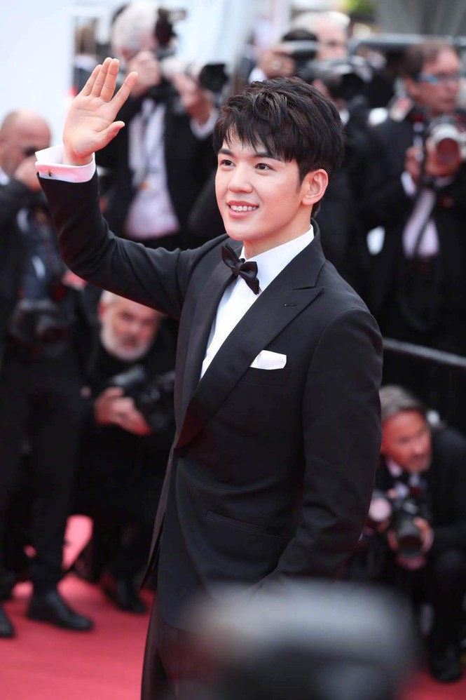 ‘Thuốc độc phòng vé’ Cảnh Điềm phô ngực đầy trên thảm đỏ Cannes - ảnh 11