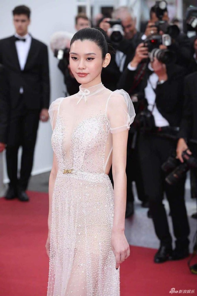 Cùng diện đồ xuyên thấu, mỹ nhân Tân Cương bị nhầm là Ngọc Trinh ở Cannes - ảnh 9
