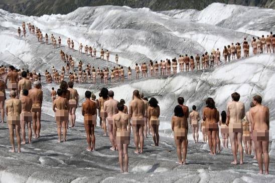 100 người khỏa thân trước trụ sở Facebook phản đối kiểm duyệt ảnh nude - ảnh 1
