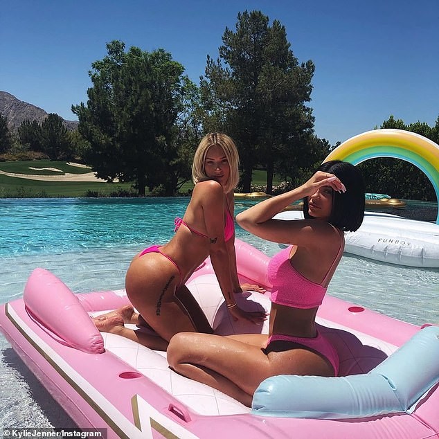 Kylie Jenner cùng bạn thân đọ dáng ‘bóng rẫy’ trên bể bơi - ảnh 1