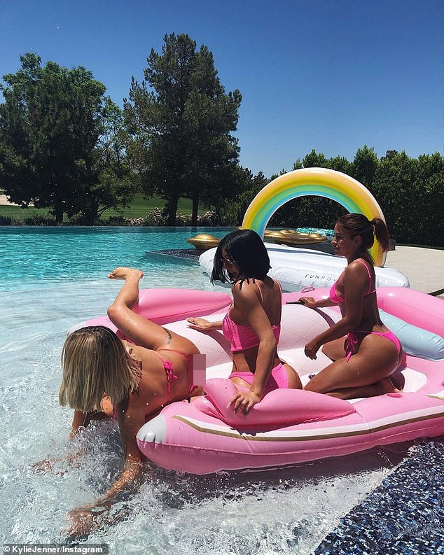 Kylie Jenner cùng bạn thân đọ dáng ‘bóng rẫy’ trên bể bơi - ảnh 2