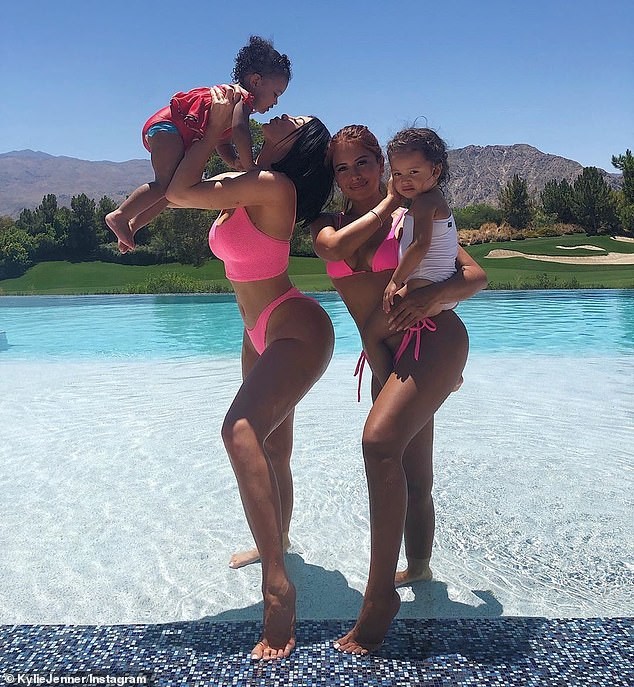 Kylie Jenner cùng bạn thân đọ dáng ‘bóng rẫy’ trên bể bơi - ảnh 3