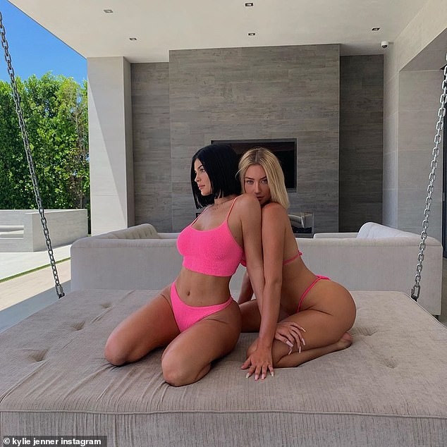 Kylie Jenner cùng bạn thân đọ dáng ‘bóng rẫy’ trên bể bơi - ảnh 4