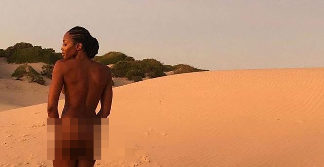 ‘Báo đen’ Naomi Campbell khoả thân trên sa mạc ở tuổi 49 - ảnh 1