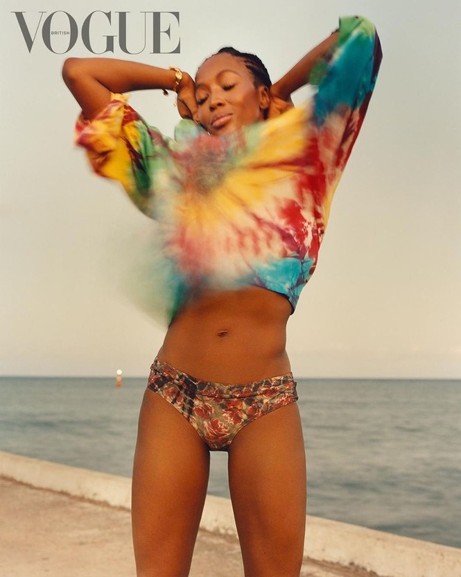 ‘Báo đen’ Naomi Campbell khoả thân trên sa mạc ở tuổi 49 - ảnh 2