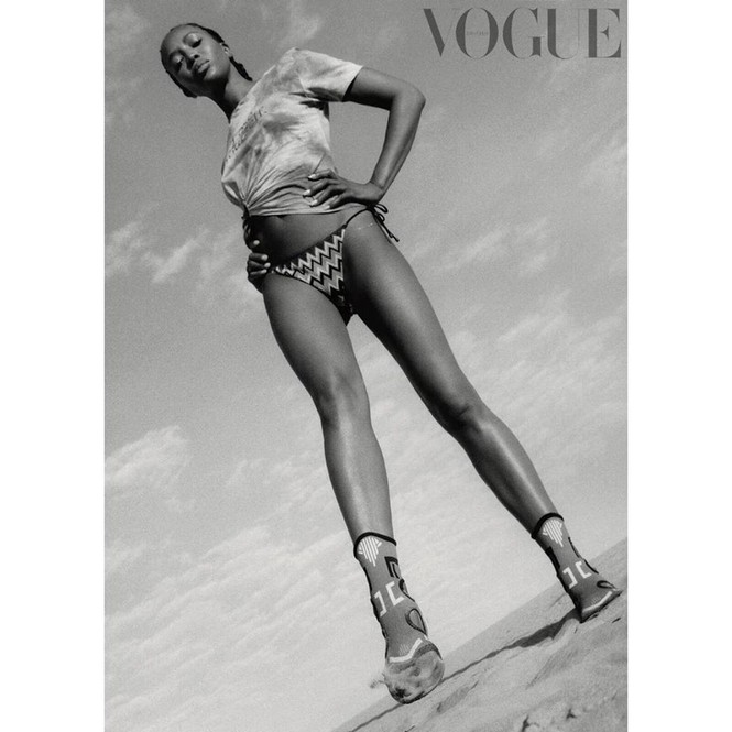 ‘Báo đen’ Naomi Campbell khoả thân trên sa mạc ở tuổi 49 - ảnh 3