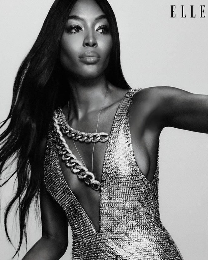 ‘Báo đen’ Naomi Campbell khoả thân trên sa mạc ở tuổi 49 - ảnh 5