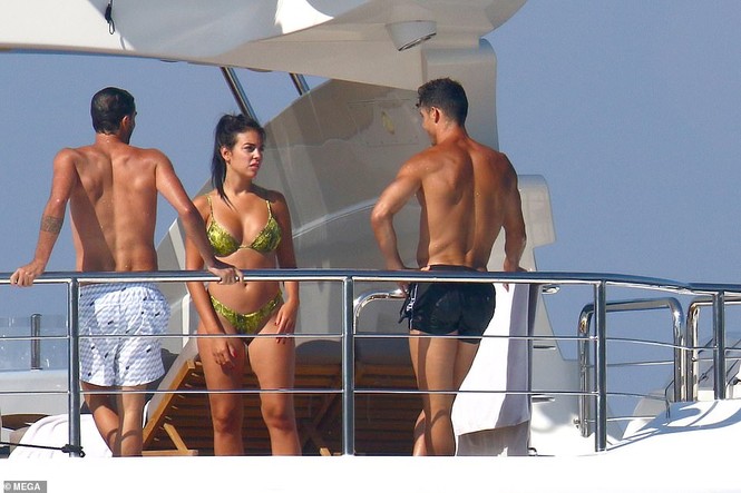 Bạn gái Ronaldo lại gây 'sốt' với ảnh mặc bikini 'bỏng mắt' trên du thuyền - ảnh 2