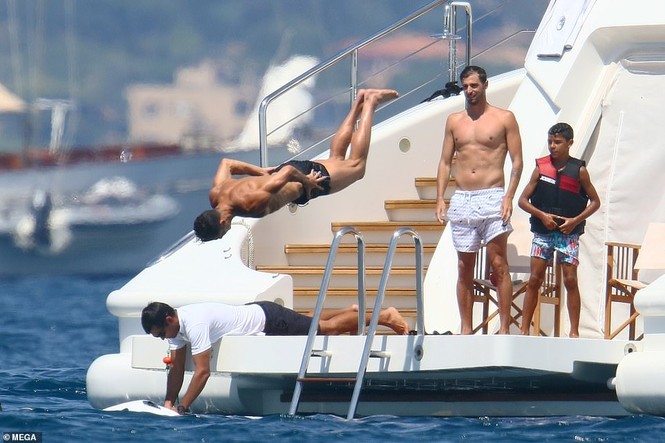 Bạn gái Ronaldo lại gây 'sốt' với ảnh mặc bikini 'bỏng mắt' trên du thuyền - ảnh 5