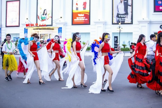 Sắc màu thành phố du lịch trẻ trong lễ kỷ niệm 30 năm tái lập tỉnh Phú Yên - ảnh 1