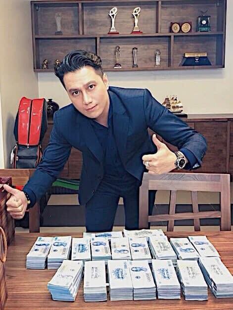 Việt Anh khoe bàn đầy tiền sau khi bị dân mạng chê bai nhan sắc thẩm mỹ - ảnh 2
