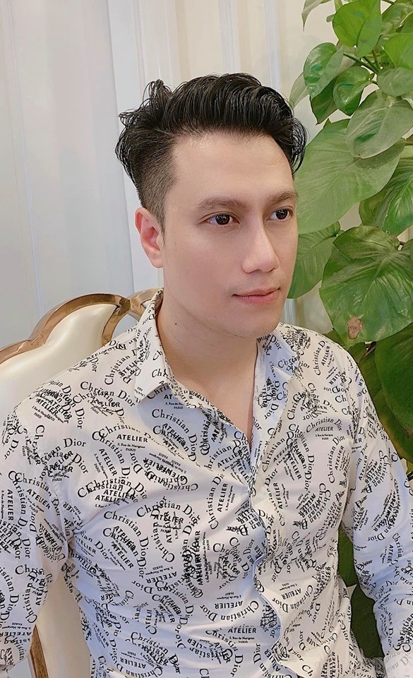Việt Anh khoe bàn đầy tiền sau khi bị dân mạng chê bai nhan sắc thẩm mỹ - ảnh 1