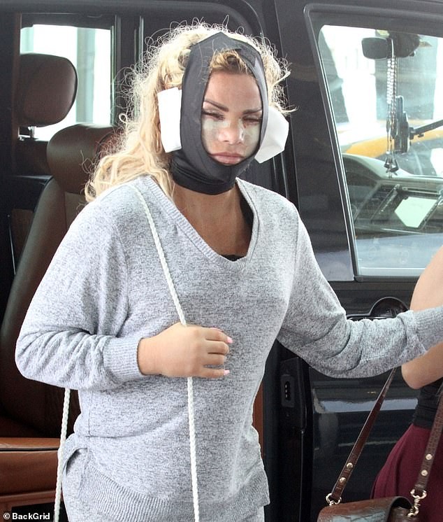 Hãi hùng gương mặt sưng phồng, biến dạng vì ‘dao kéo’ của Katie Price - ảnh 1