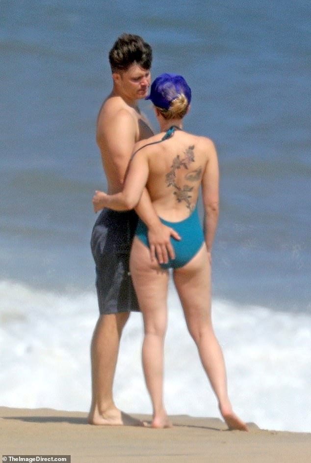 Scarlett Johansson hiếm hoi diện bikini gợi cảm, lộ khuyết điểm cơ thể - ảnh 1