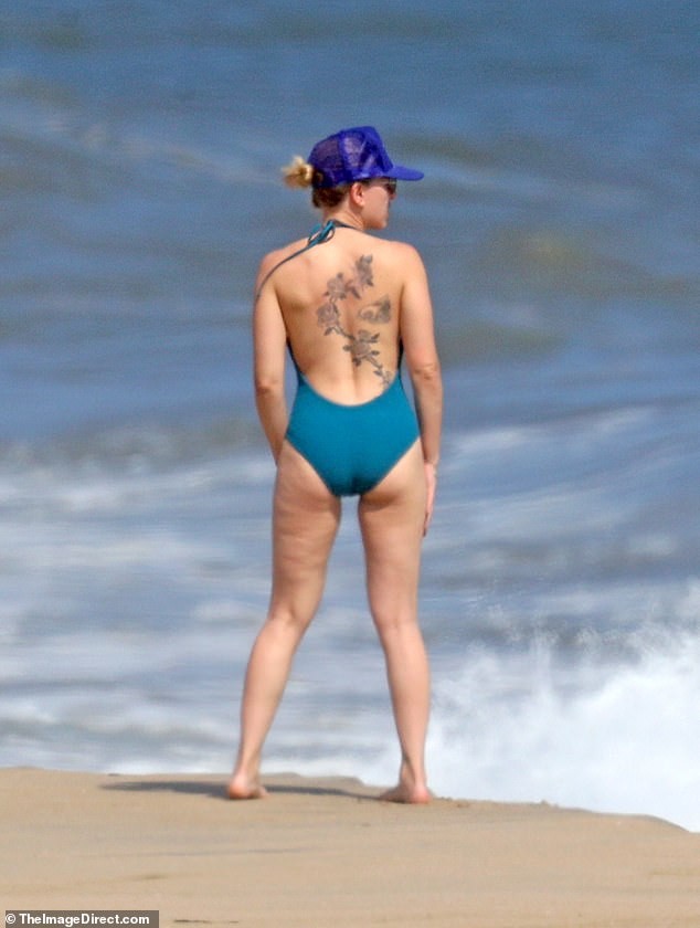 Scarlett Johansson hiếm hoi diện bikini gợi cảm, lộ khuyết điểm cơ thể - ảnh 3