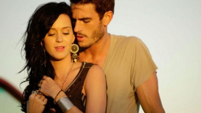 Mẫu nam tố Katy Perry quấy rối nghiện đăng ảnh khoả thân - ảnh 3