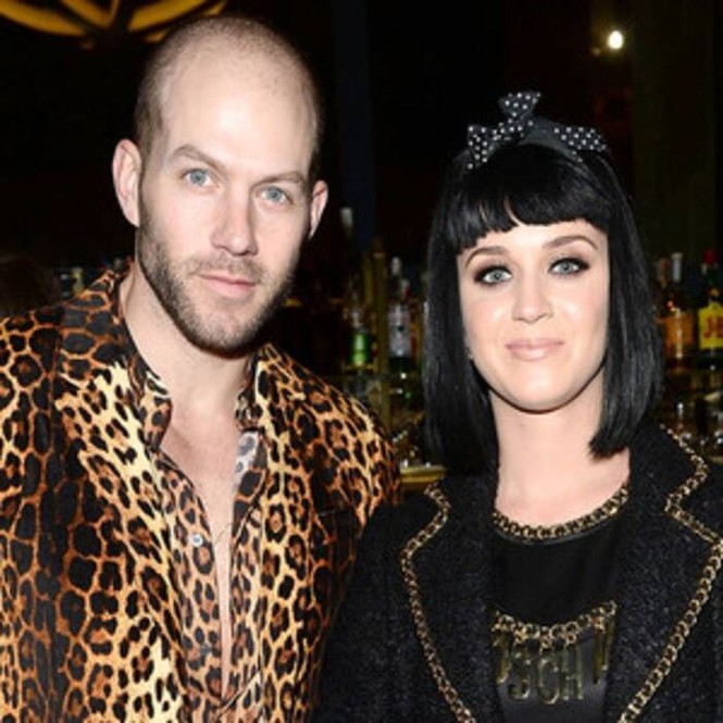 Mẫu nam tố Katy Perry quấy rối nghiện đăng ảnh khoả thân - ảnh 4