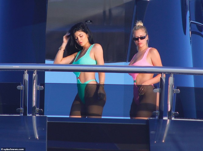 Kylie Jenner diện bikini cut-out táo bạo khoe thân hình ‘đồng hồ cát’ trứ danh - ảnh 2