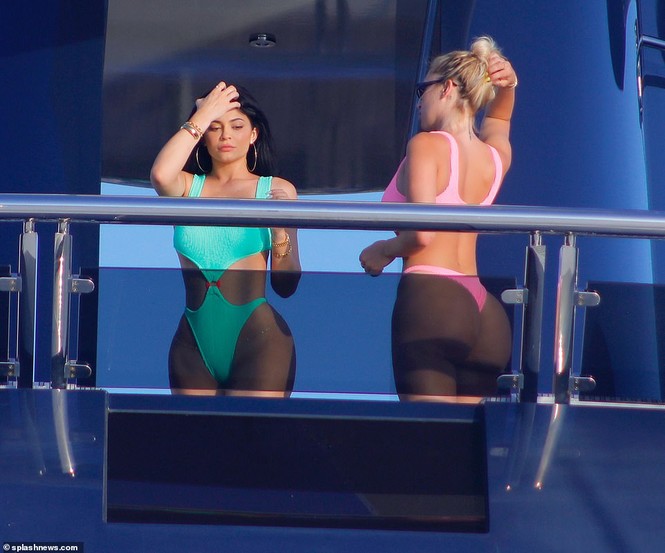 Kylie Jenner diện bikini cut-out táo bạo khoe thân hình ‘đồng hồ cát’ trứ danh - ảnh 3