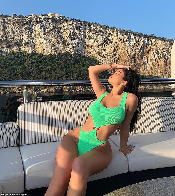 Kylie Jenner diện bikini cut-out táo bạo khoe thân hình ‘đồng hồ cát’ trứ danh - ảnh 4