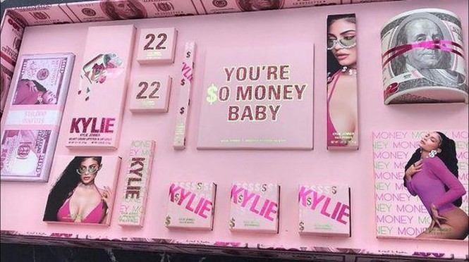 Em út tỷ phú nhà Kim Kardashian gây tranh cãi khi tung mỹ phẩm in hình đô la Mỹ - ảnh 2
