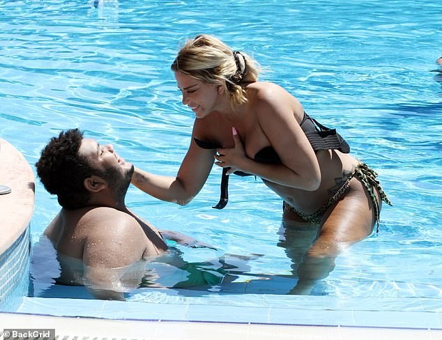 Katie Price mang mặt sẹo, bó căng ngực đi bơi hậu ‘đại tu’ ngoại hình - ảnh 9