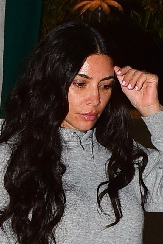 Diện bikini nóng bỏng tắm biển, Kim Kardashian bị đàn lợn ‘tấn công’ - ảnh 5