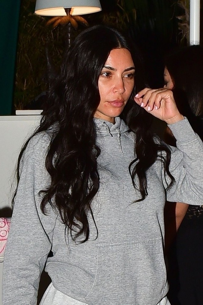 Diện bikini nóng bỏng tắm biển, Kim Kardashian bị đàn lợn ‘tấn công’ - ảnh 6