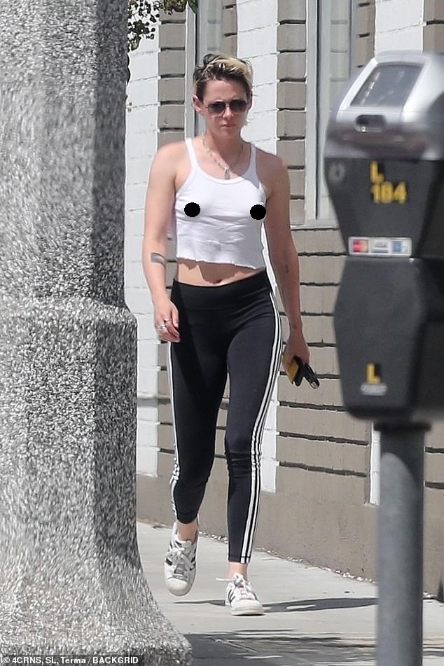 Sao 'Chạng vạng' Kristen Stewart ‘quên’ nội y một mình trên phố - ảnh 3