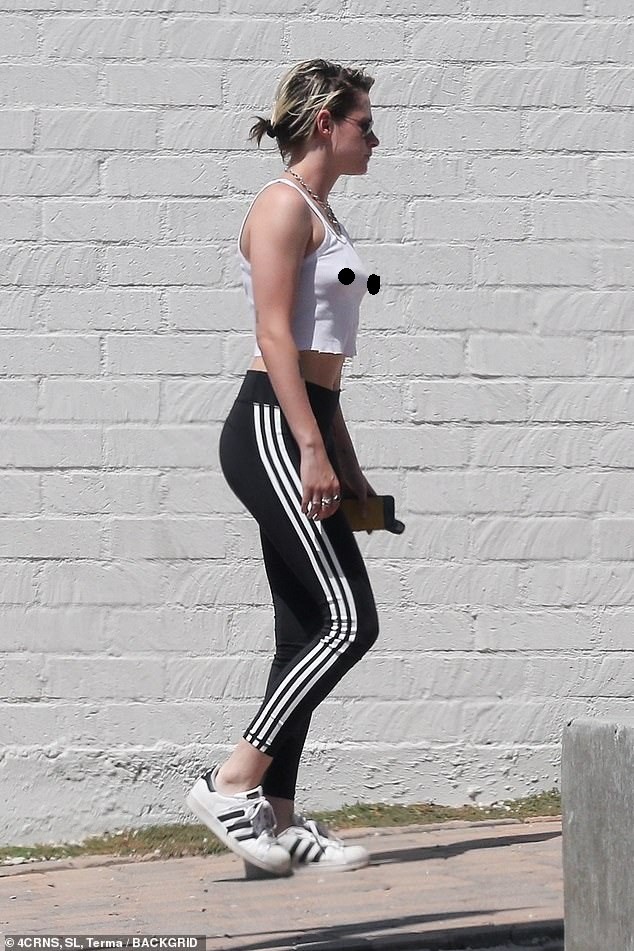 Sao 'Chạng vạng' Kristen Stewart ‘quên’ nội y một mình trên phố - ảnh 4