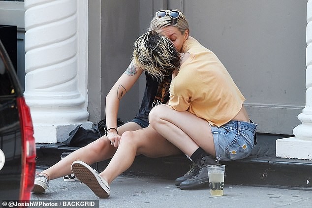 Sao 'Chạng vạng' Kristen Stewart ‘quên’ nội y một mình trên phố - ảnh 6