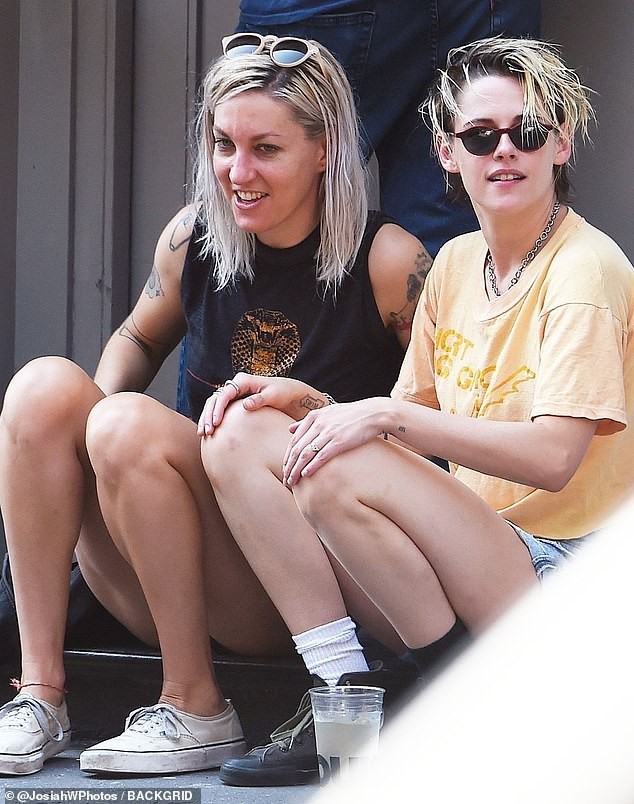 Sao 'Chạng vạng' Kristen Stewart ‘quên’ nội y một mình trên phố - ảnh 7