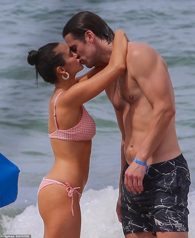 Mỹ nhân ‘Nhật ký ma cà rồng’ o ép vòng một với bikini, hôn đắm đuối bạn trai - ảnh 2