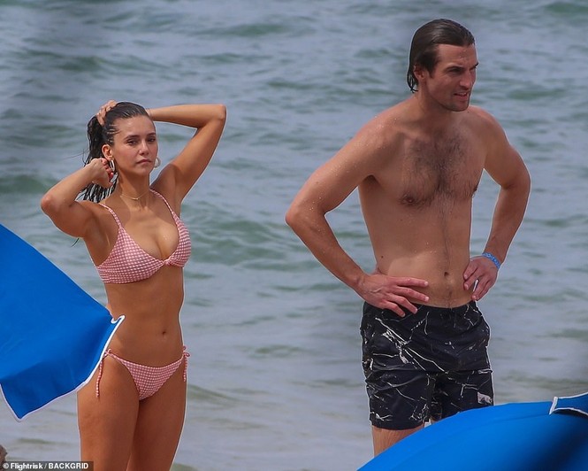 Mỹ nhân ‘Nhật ký ma cà rồng’ o ép vòng một với bikini, hôn đắm đuối bạn trai - ảnh 1