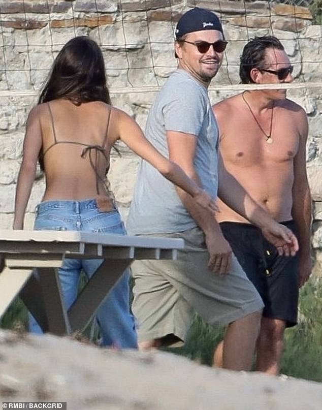 Bạn gái kém 22 tuổi của Leonardo DiCaprio mặc áo bơi bé xíu, khoe ngực gợi cảm - ảnh 4