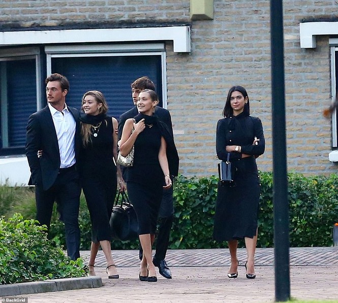 Chị em Hadid bị ‘ném đá’ vì cười tươi, ôm ấp bạn trai trong đám tang bà ngoại - ảnh 3