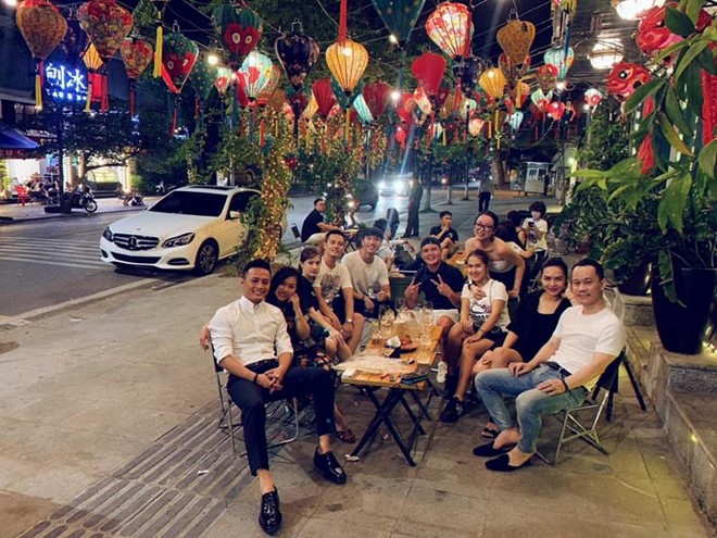 Tiến Dũng bán bánh cùng vợ, Quang Hải, Văn Hậu đi chơi trung thu - ảnh 2