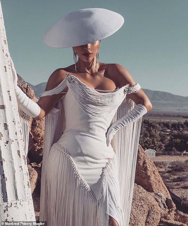 Kim Kardashian tung ảnh hậu trường nóng bỏng 'nghẹt thở' - ảnh 1