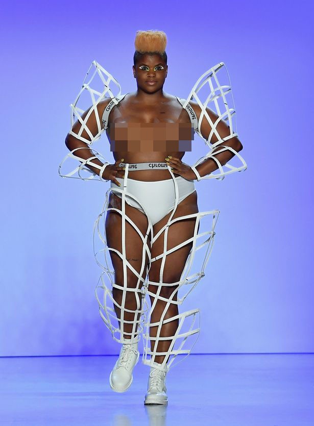 Người mẫu sống sót sau ung thư vú để ngực trần nguyên sẹo catwalk gây xúc động - ảnh 1