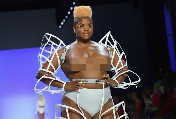 Người mẫu sống sót sau ung thư vú để ngực trần nguyên sẹo catwalk gây xúc động - ảnh 2