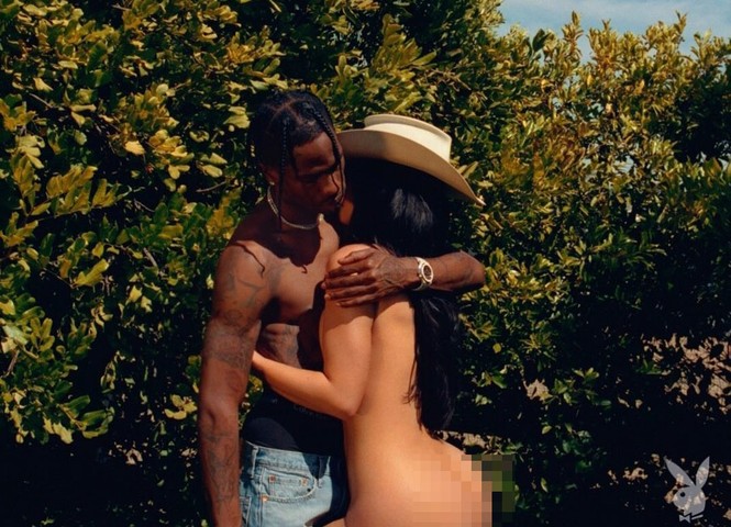 Kylie Jenner khoả thân ôm bạn trai dưới tán cây gây ‘bão’ mạng - ảnh 1