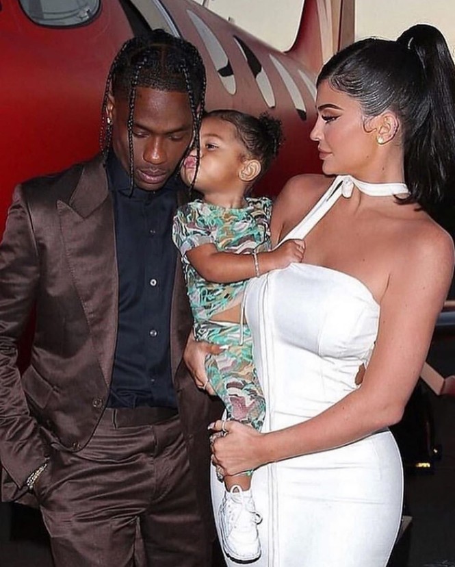 Kylie Jenner khoả thân ôm bạn trai dưới tán cây gây ‘bão’ mạng - ảnh 3
