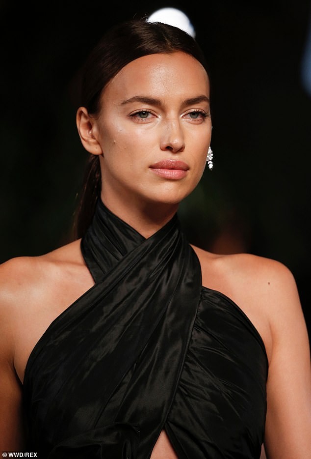 Irina Shayk và Candice Swanepoel đẹp động lòng người gây ‘bão’ sàn catwalk - ảnh 4