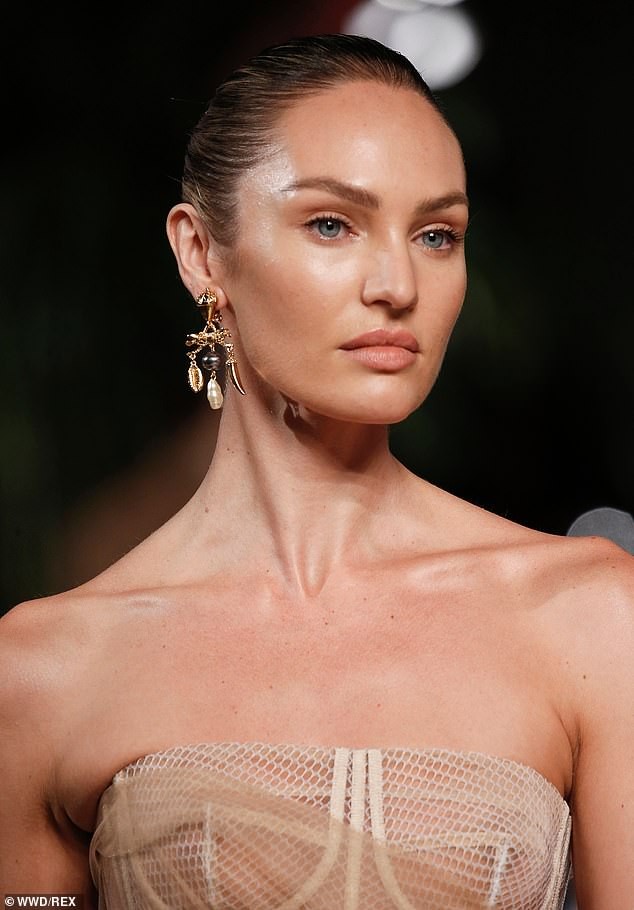 Irina Shayk và Candice Swanepoel đẹp động lòng người gây ‘bão’ sàn catwalk - ảnh 7