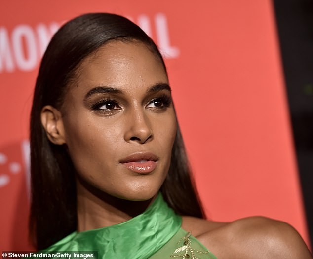 ‘Thiên thần nội y’ Cindy Bruna mặc váy xuyên thấu lộ ngực trần đi sự kiện - ảnh 5